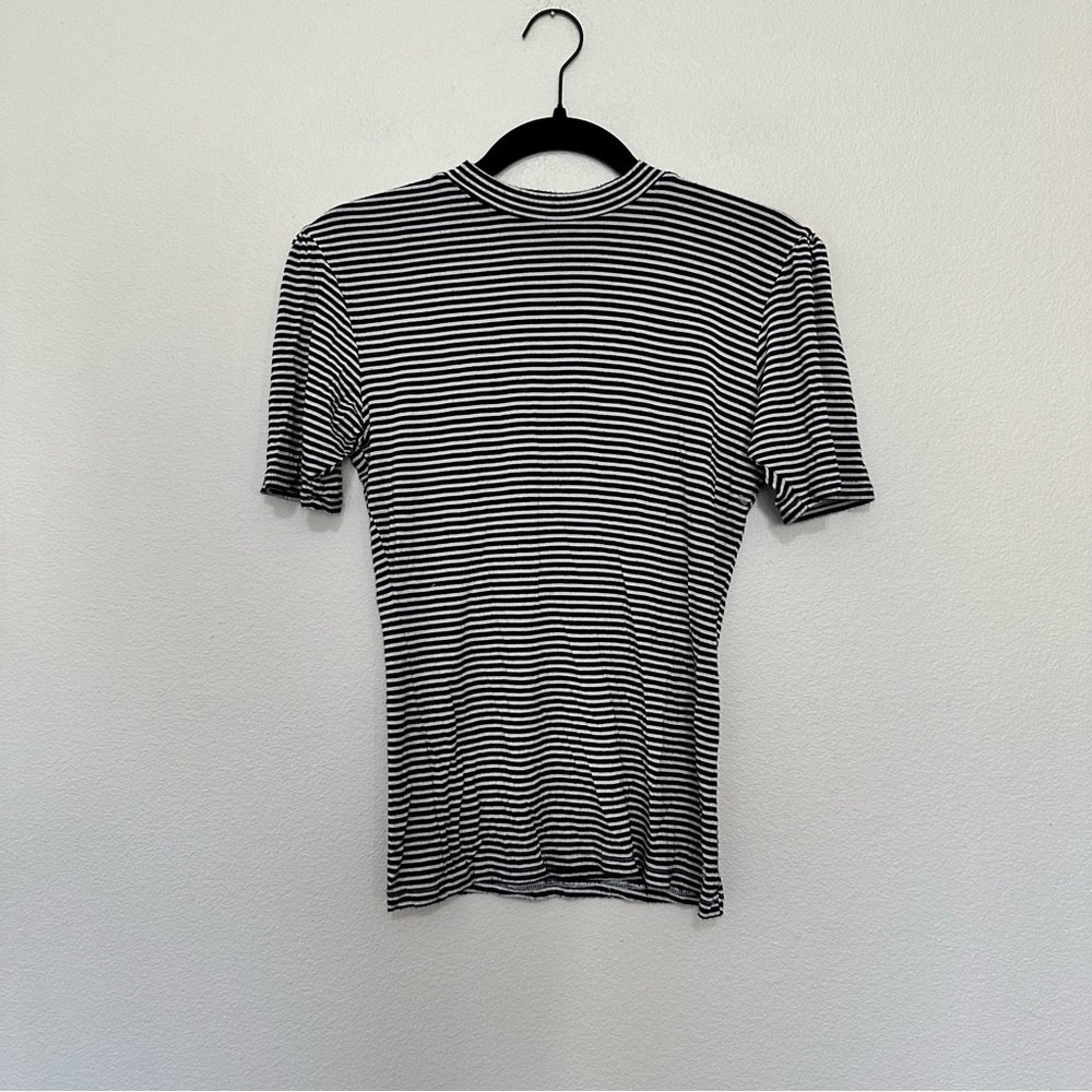 Albion fit blue and white striped puff short sleeve top slight mock neck sz.M